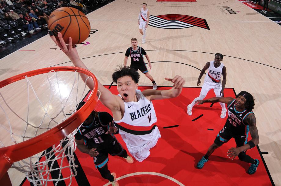 熊猫体育下载-杨瀚森2+1霍勒迪20+5+7 开拓者主场大胜灰熊